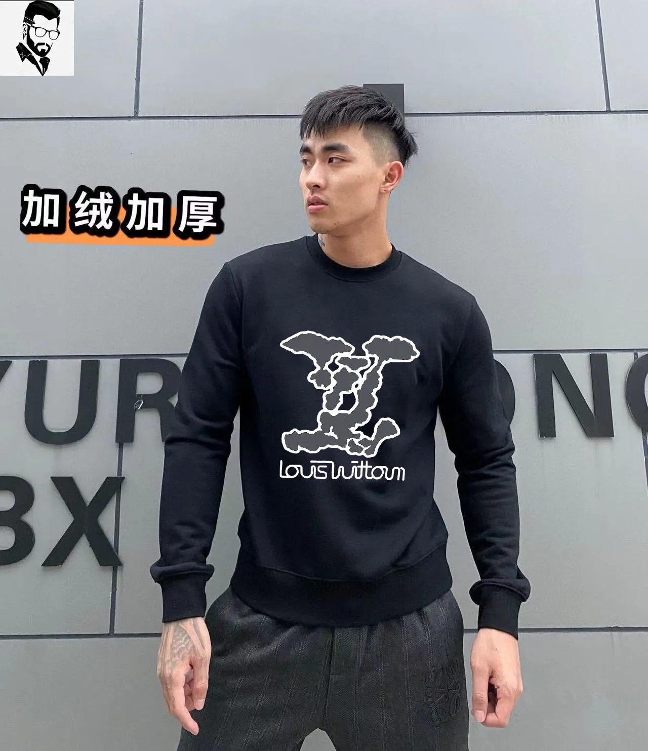🅿️240 brand [LV Louis Vuitton] (Fat Man Gospel) 2025 Spring Style (Fleece Sweater) Tencel Roman velvet fabric. The upper body is extremely comfortable and skin-friendly. It is very elastic, does not cause pilling, is super warm, and is very comfortable to wear next to the body. It can be worn alone as a base layer. It makes you stylish and warm. It is simple and elegant, close to the body and warm. Size: M-5XL (can wear up to 220 pounds) Color: black